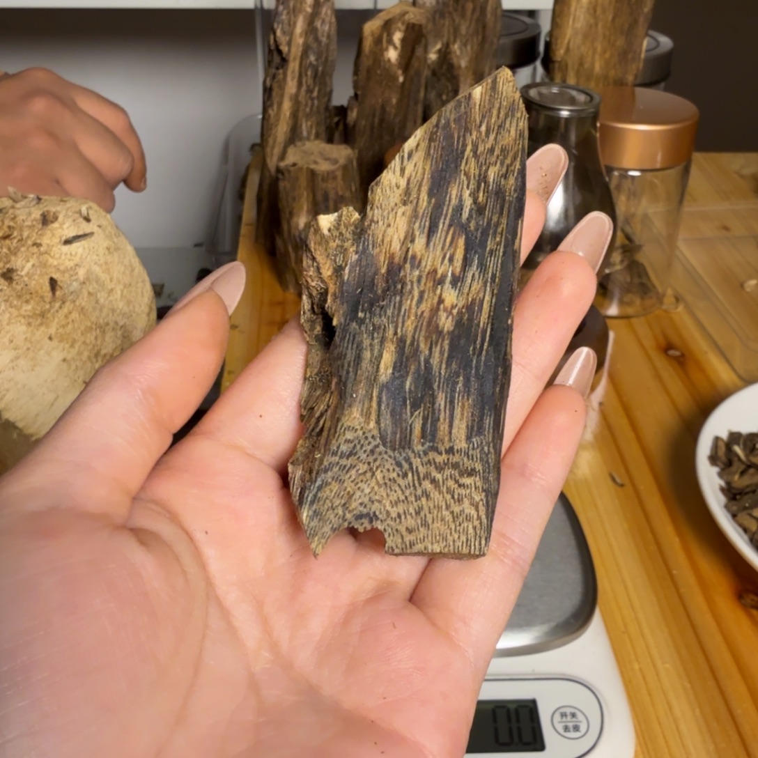 沉香绿奇虫漏香13克