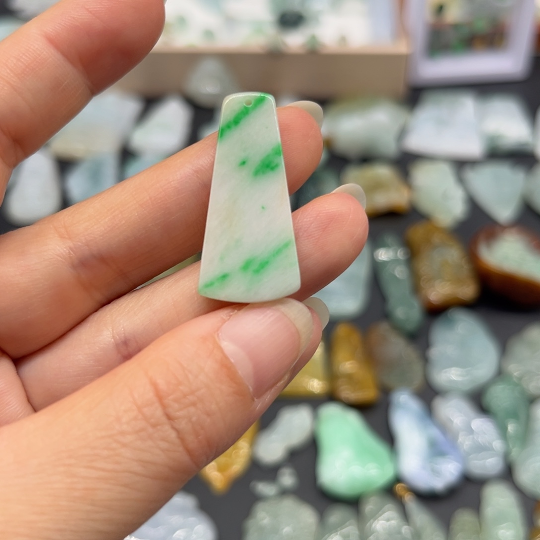 翡翠未镶嵌颈饰无事牌