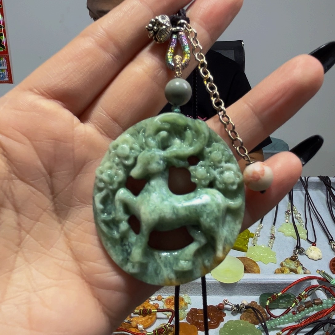 蛇纹石玉未镶嵌颈饰