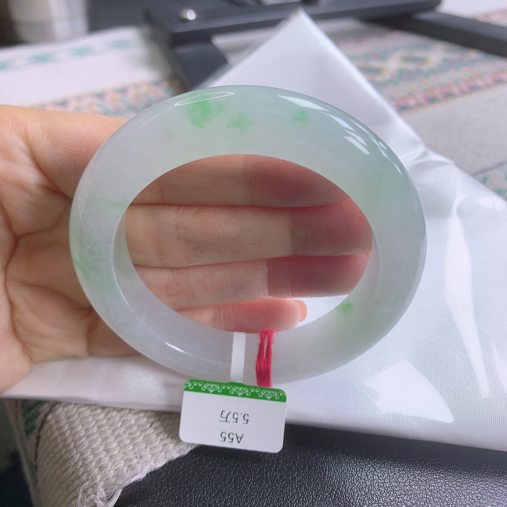 55圈天然缅甸A货翡翠老坑冰种起光飘阳绿宽边手镯