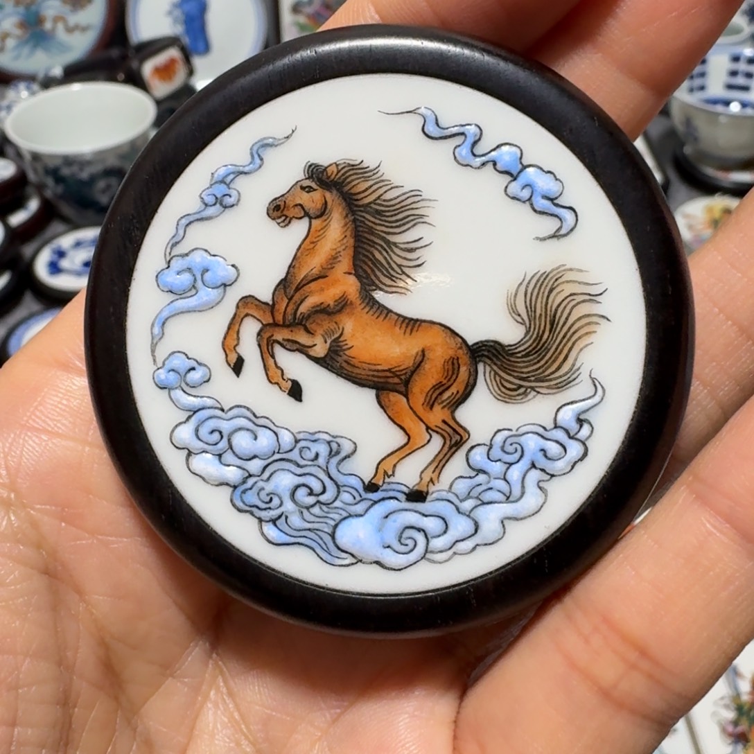 嵇***琴瓷片精品挂件一个