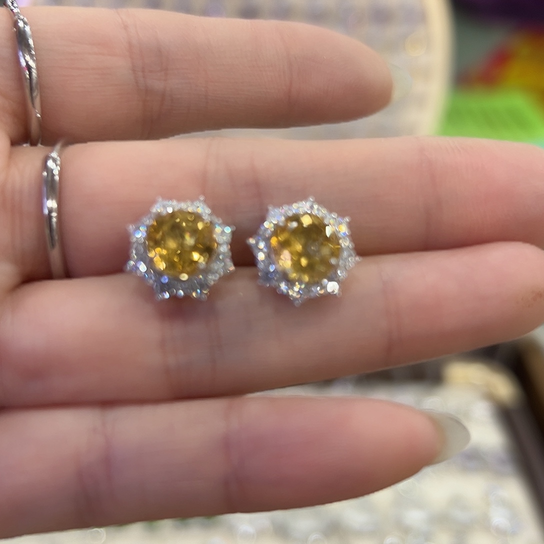 陈***。银S925镶嵌戒指黄晶