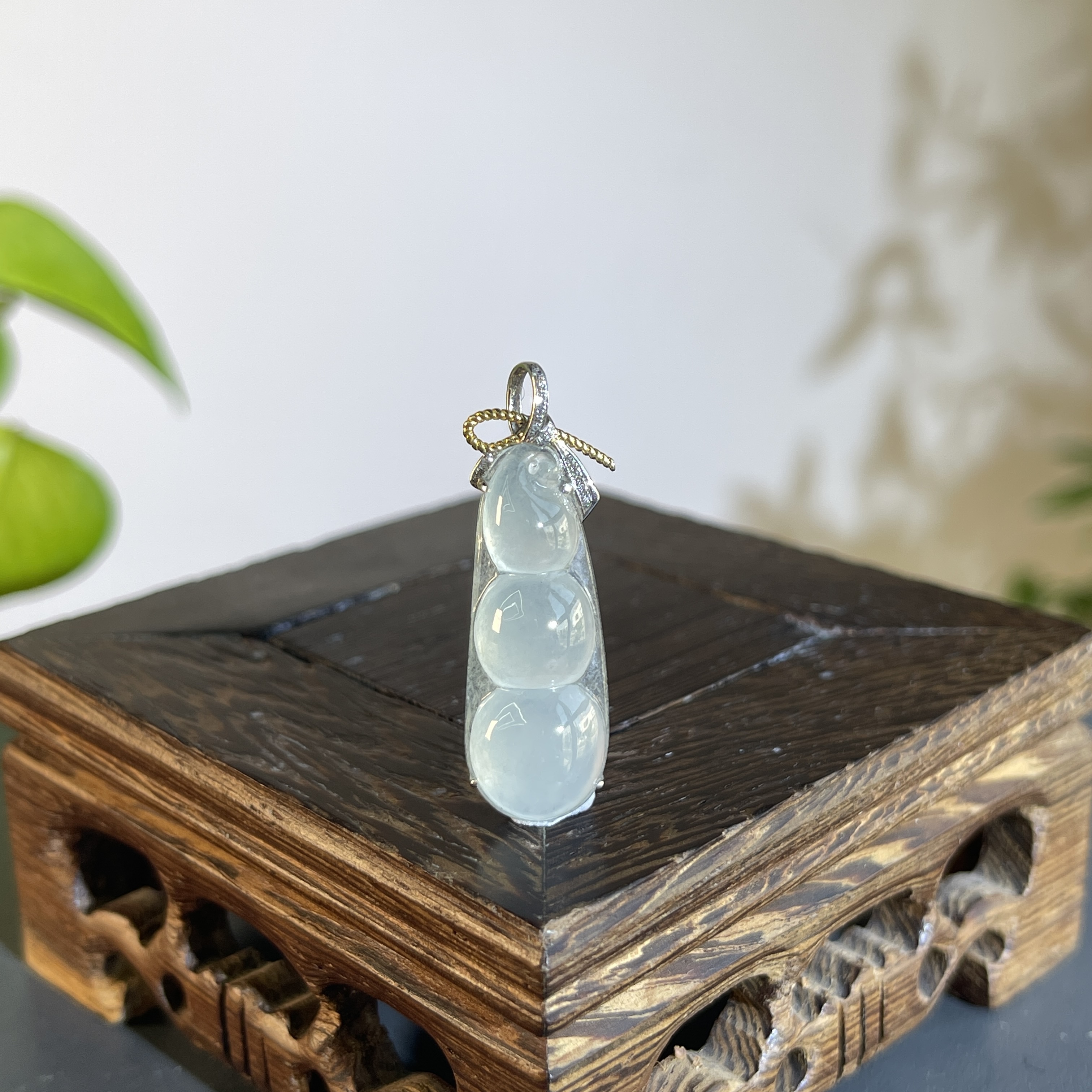 JCB17-109    天然缅甸A货翡翠   18K含钻镶嵌福豆