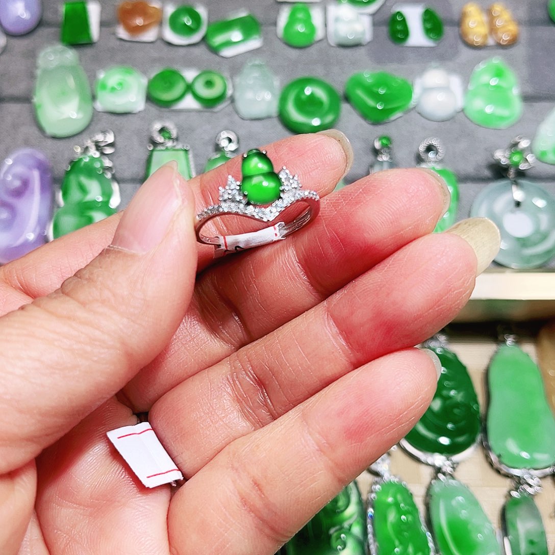 翡翠颈饰未镶嵌裸石