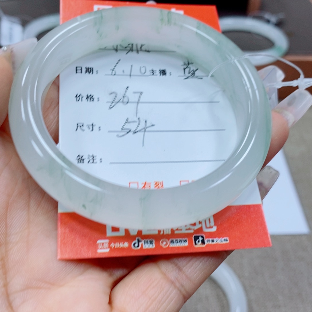 小***ღ石英质玉手镯未镶嵌