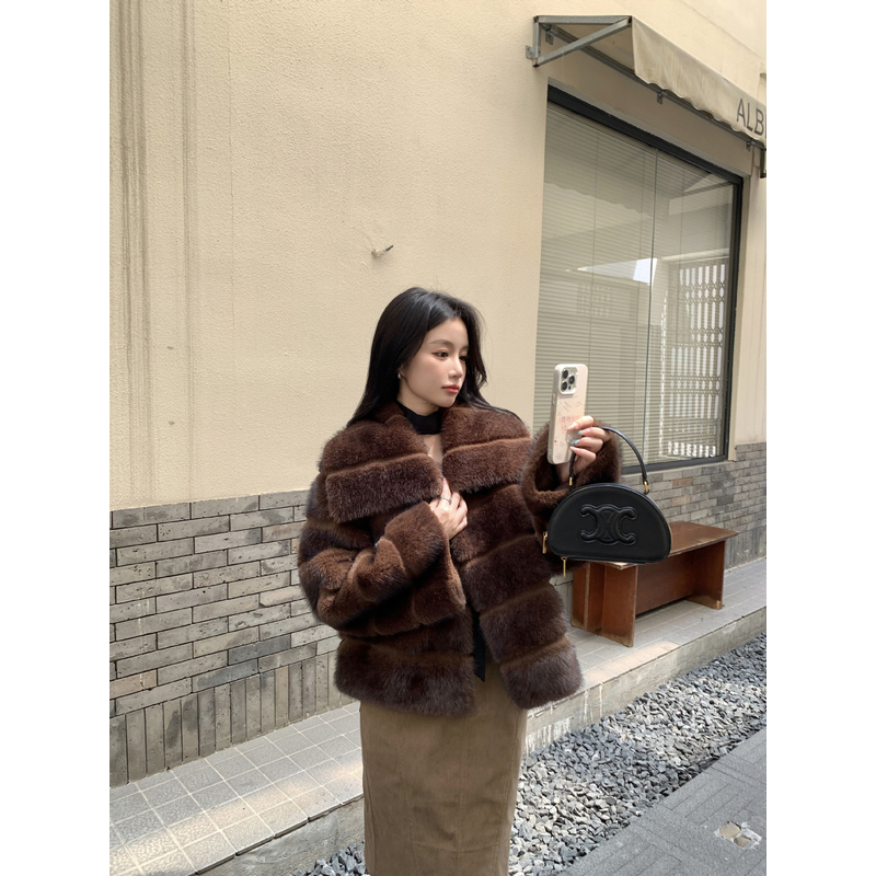 徐易易 仿紫D条纹翻领环保皮草外套女2025新款皮毛一体短款大衣