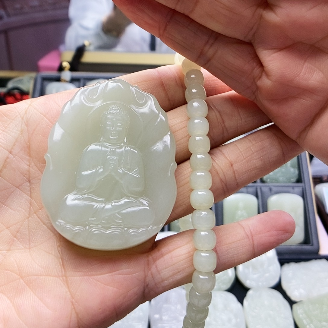 和田玉颈饰未镶嵌福****?