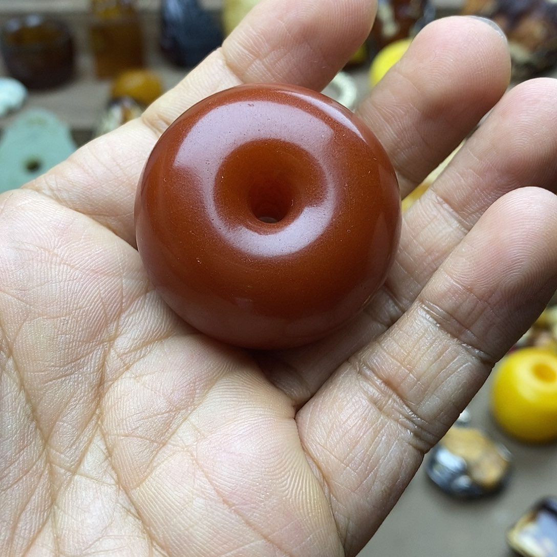 柠***贵琥珀未镶嵌颈饰红花蜡面包圈30.47克