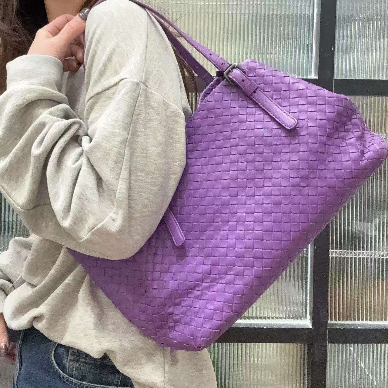 95新 BOTTEGA VENETA/葆蝶家 【蕾】2FA522 紫色编织托特包