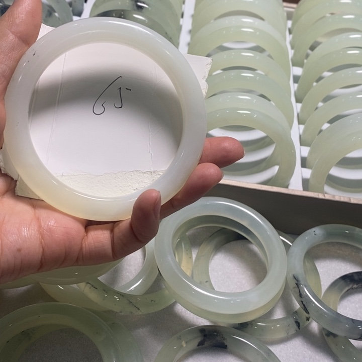 岫玉未镶嵌手镯（圆镯）