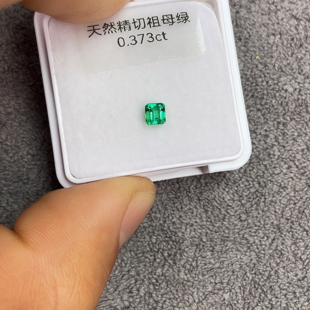 祖母绿裸石未镶嵌0.373Ct。  