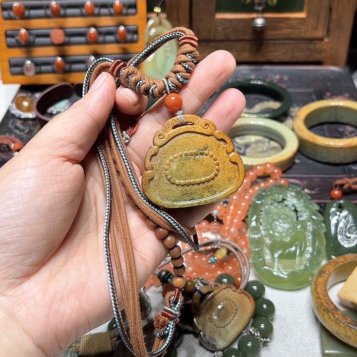 岫岩河磨玉（透闪石质玉）吊坠未镶嵌?**绷