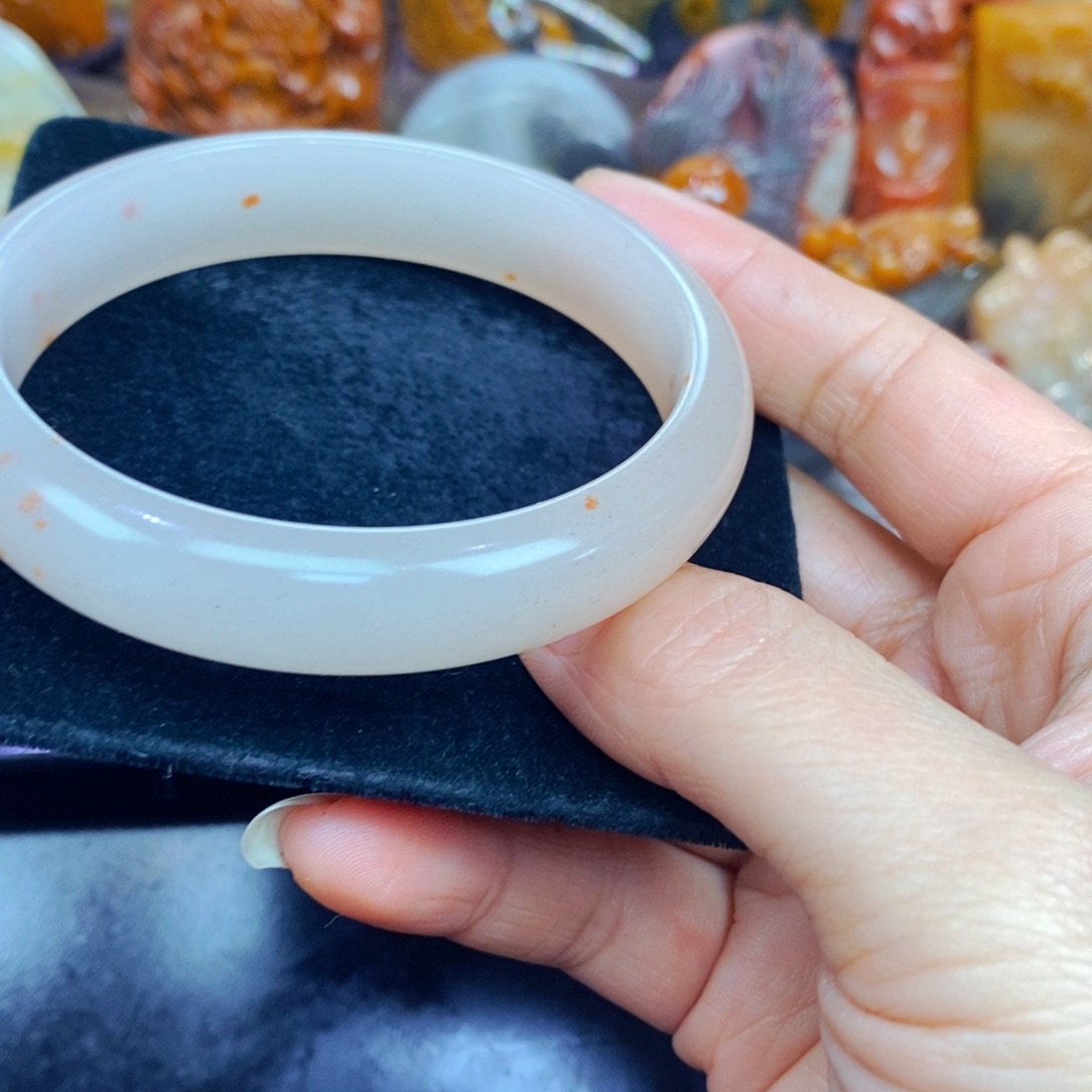 未镶嵌石英质玉（黄龙玉）颈饰