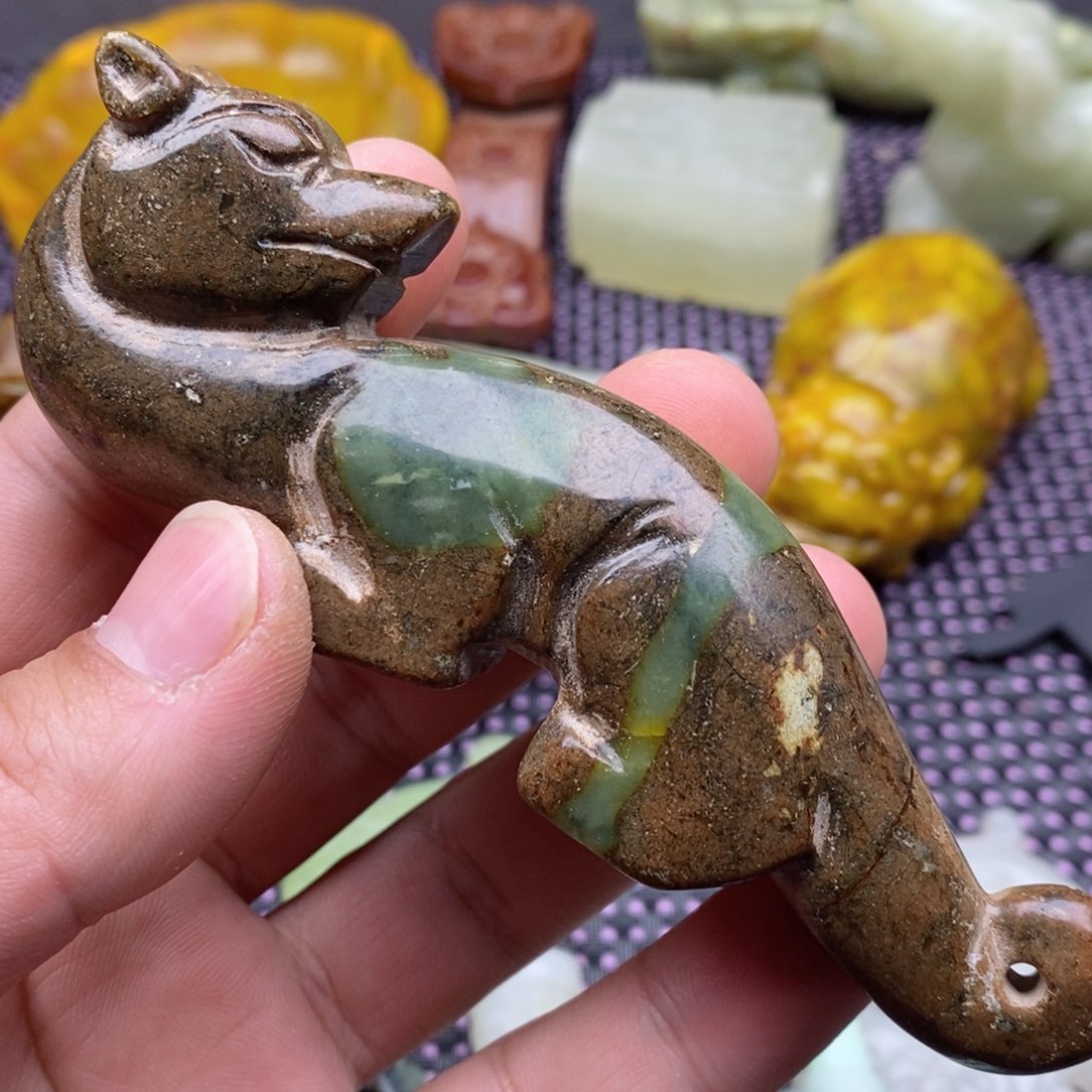 蛇纹石玉颈饰未镶嵌