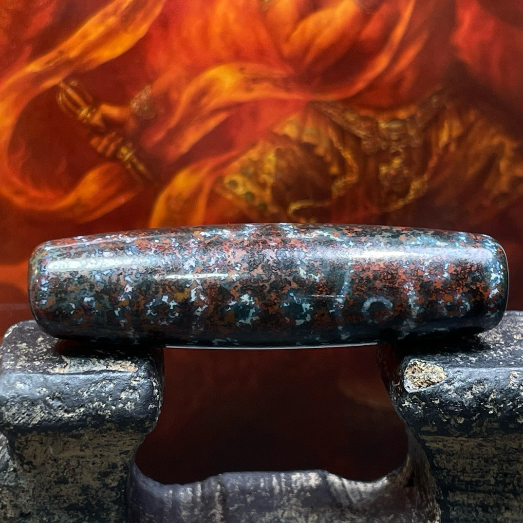 来自古象雄28眼老珠！这也太少见了吧！美！红花沁太美太美！