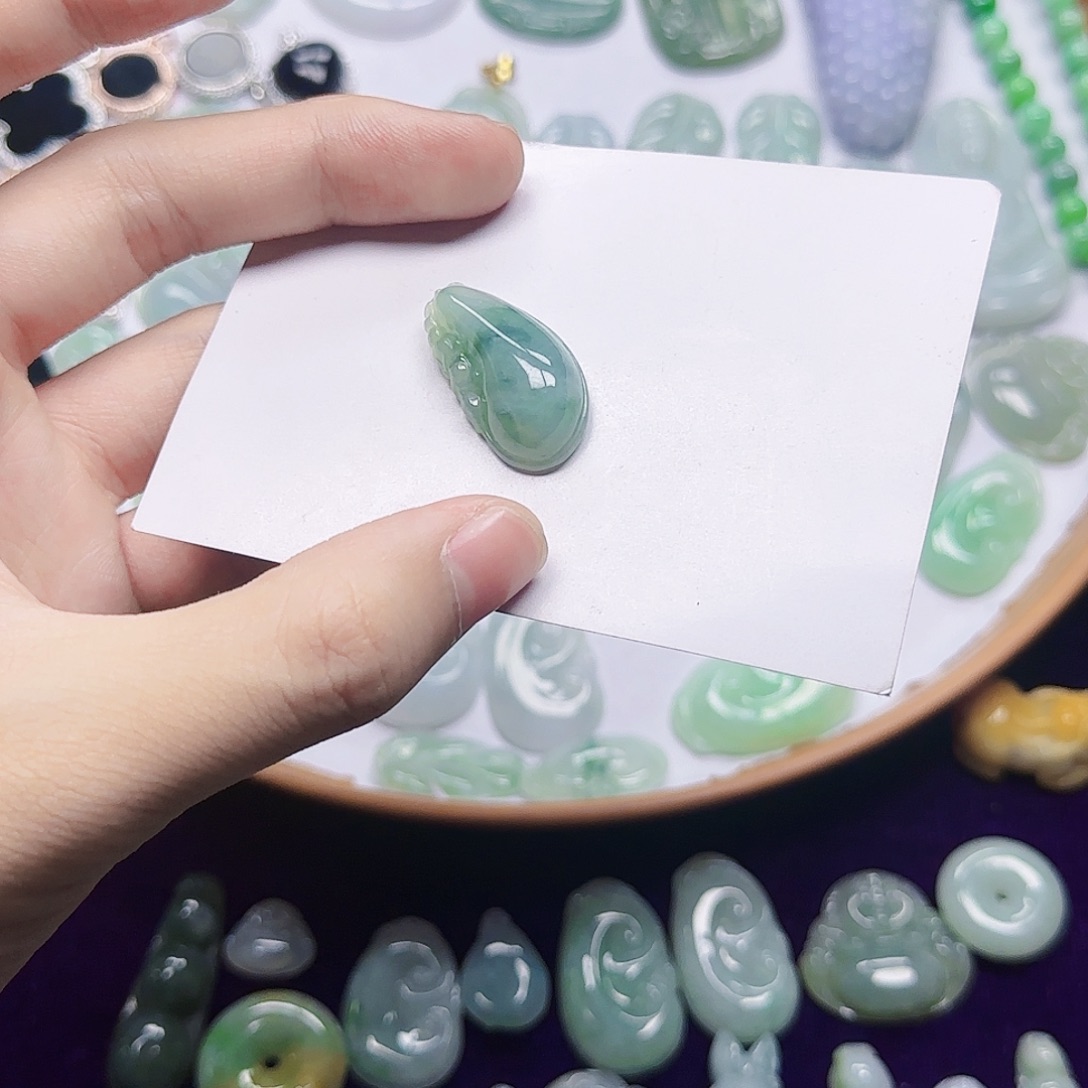 翡翠未镶嵌吊坠(赠链)