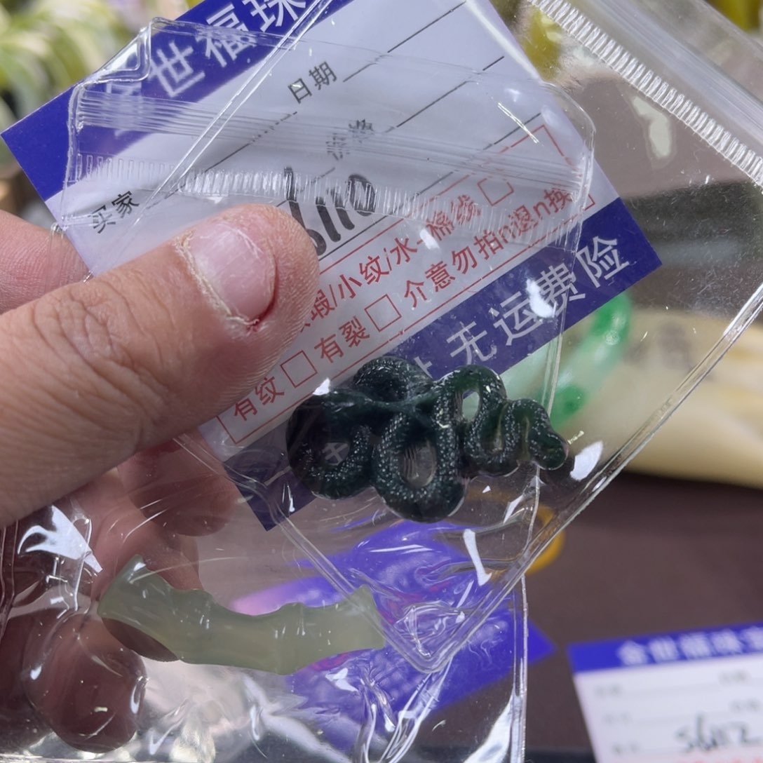 蛇纹石玉颈饰未镶嵌