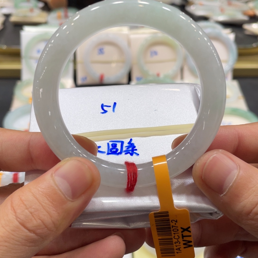 翡翠手镯未镶嵌翡翠手镯