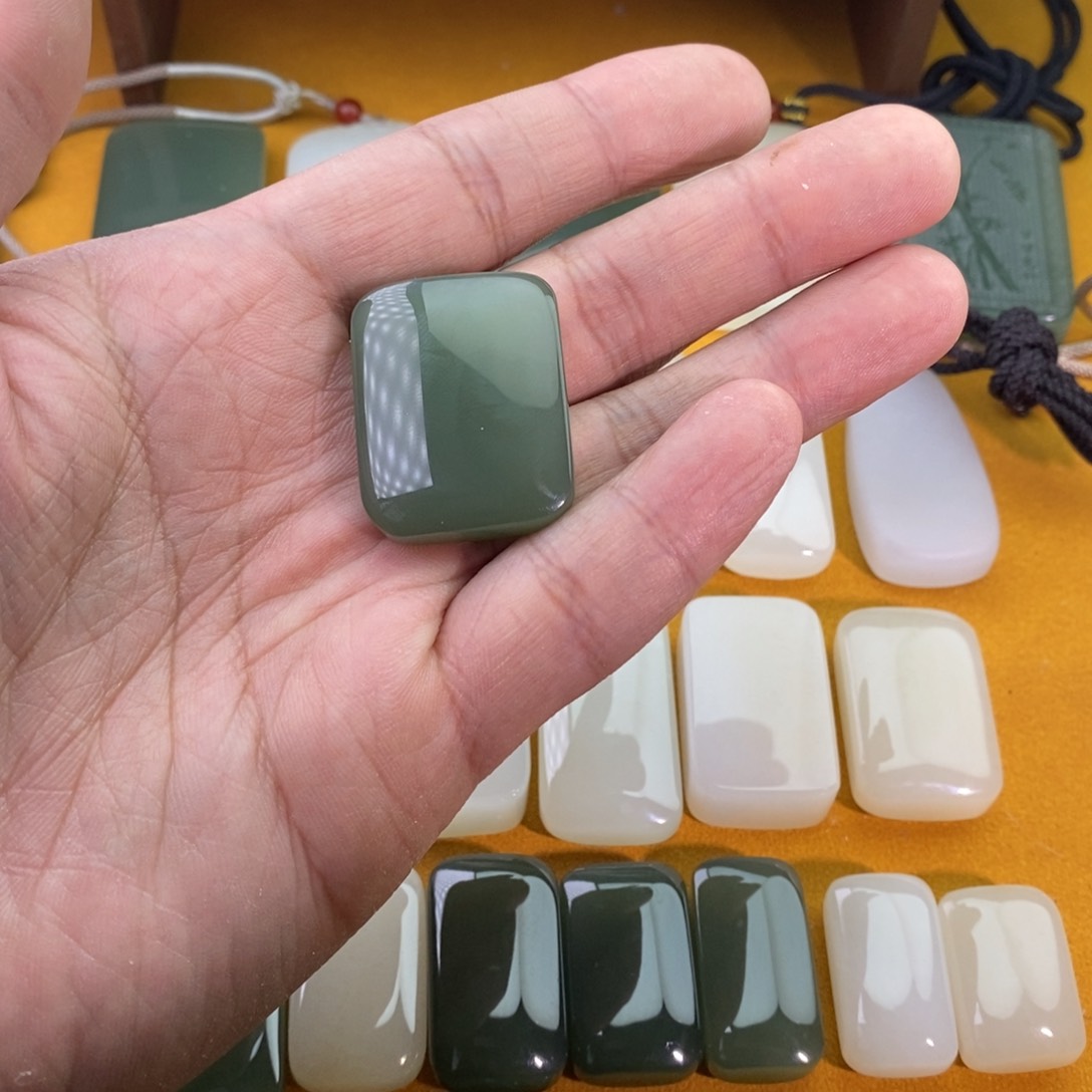 和田玉颈饰未镶嵌微瑕 有包容有矿点过渡色