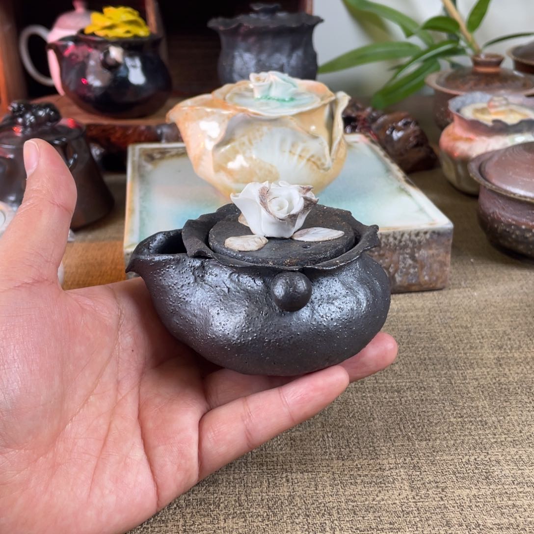 黑珍珠柴烧。 宝瓶。 手捏