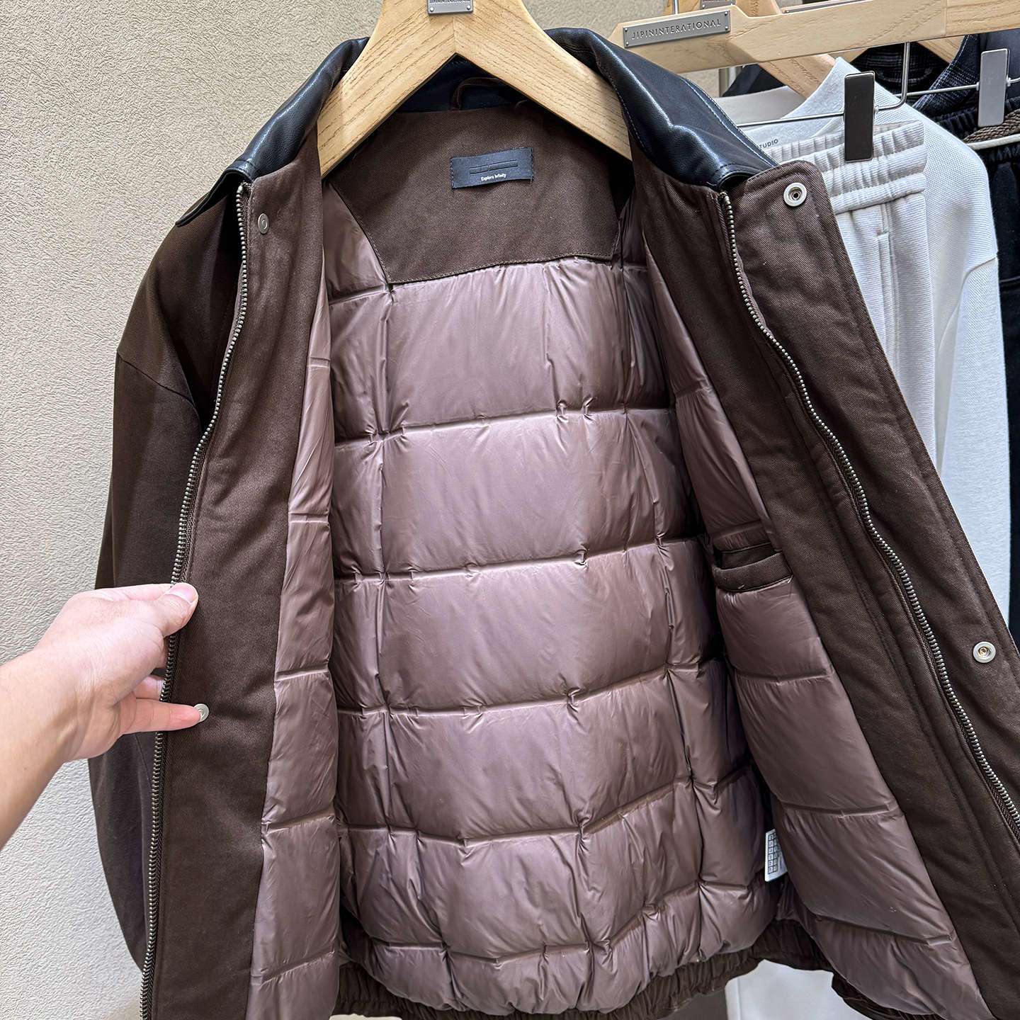 UUS高货 立体裁剪拼皮翻领巴恩风90白鸭绒男士冬装羽绒服休闲外套