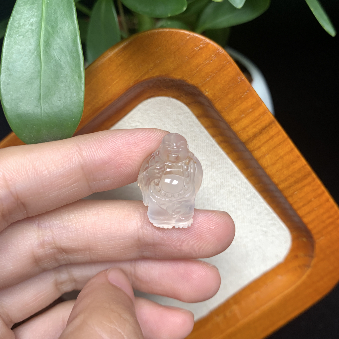 弥勒立体佛南红冰飘雕刻件，2-3克一个，随机发其一