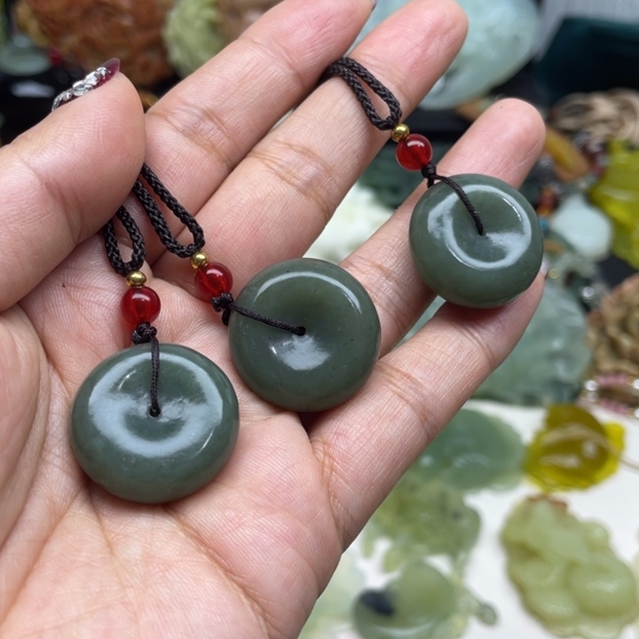 蛇纹石玉未镶嵌颈饰