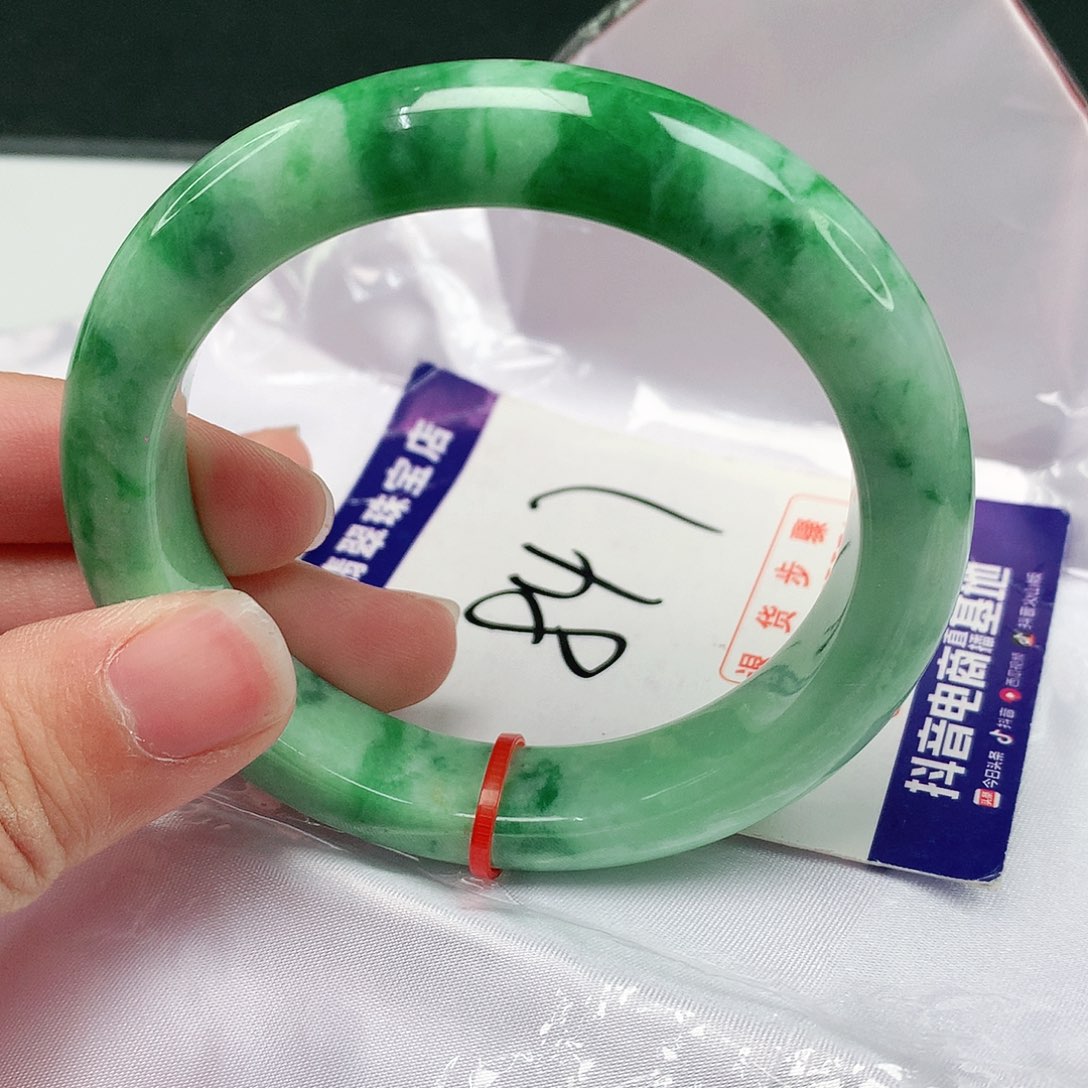 翡翠手镯未镶嵌翡翠