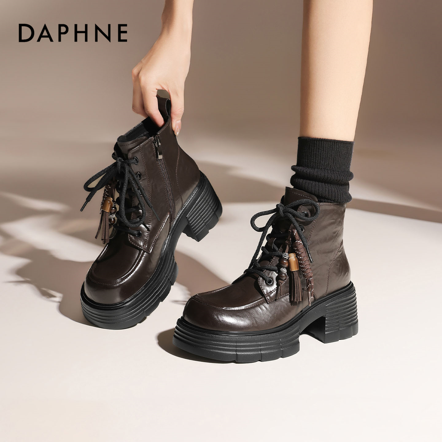 Daphne/达芙妮棕色马丁靴女厚底粗跟小短靴百搭小个子增高骑士靴