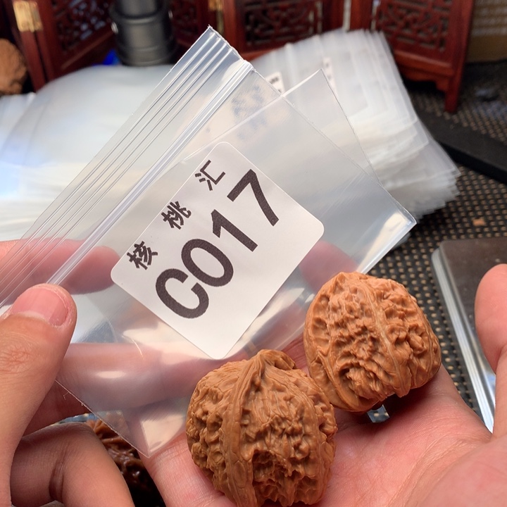 文玩核桃吊坠白狮子