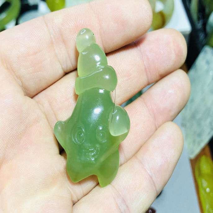 天然岫玉青提满绿雕刻海星吊坠。