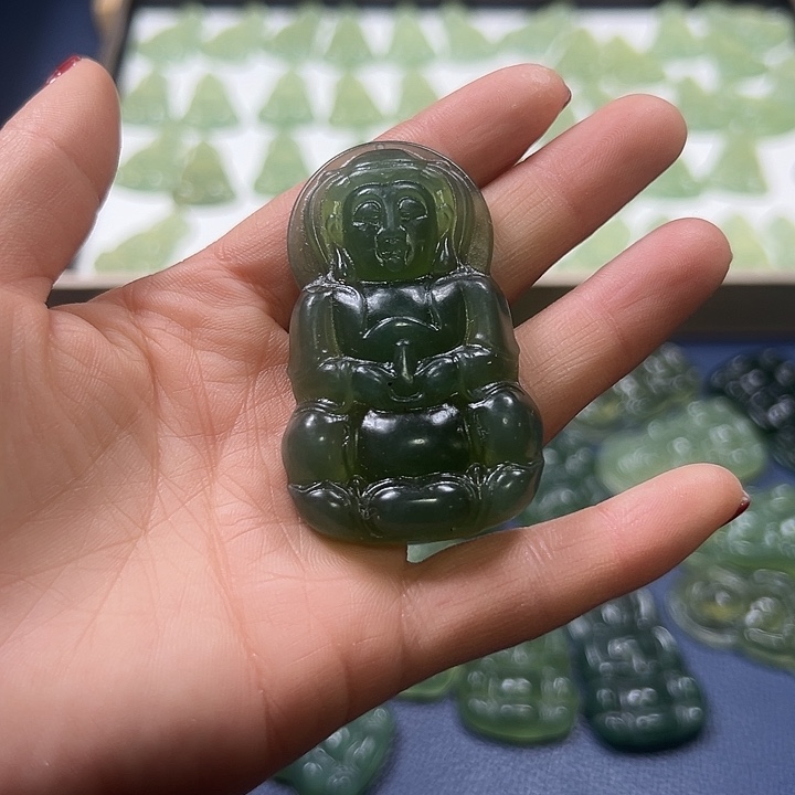 蛇纹石玉颈饰未镶嵌小**灯