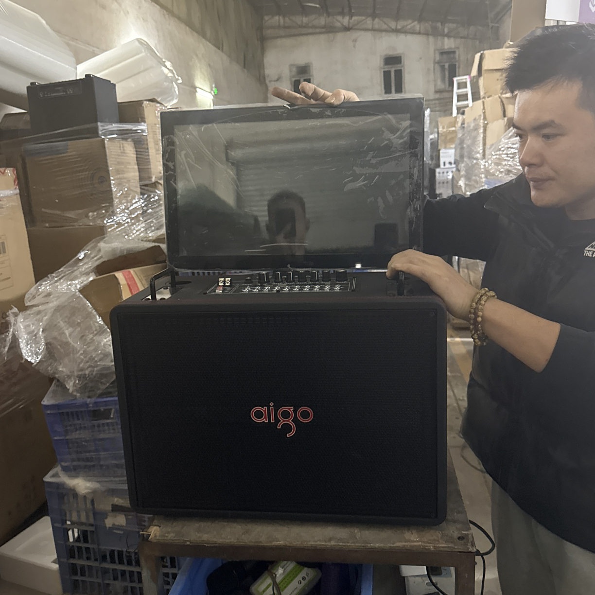 未拆封  8寸视频机电池不质保，不包邮，送一年VIP，带双话筒