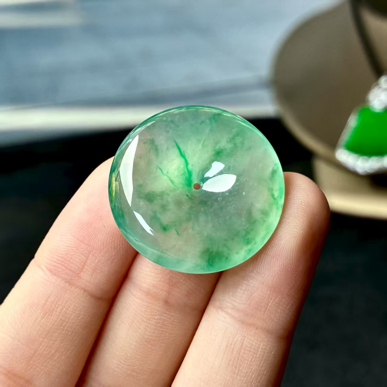 天然a货缅甸翡翠自然光尺寸26.3/5.9，高冰甜绿飘花平安扣吊坠