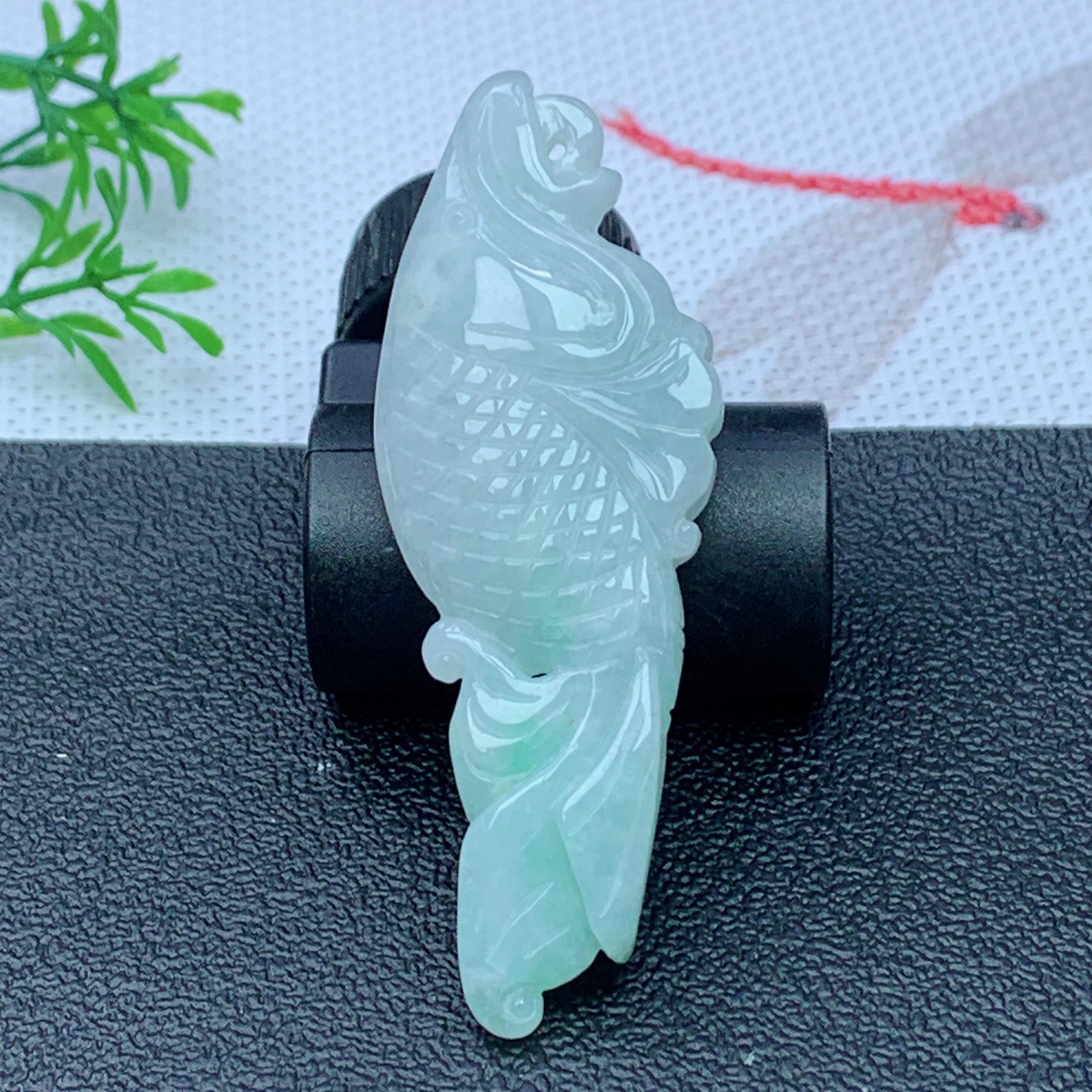 缅甸天然A货翡翠 飘绿金鱼吊坠