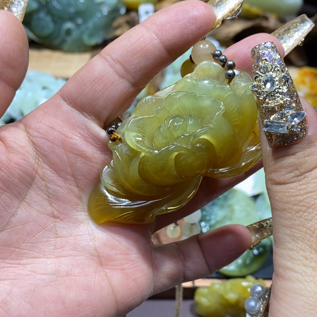 蛇纹石玉颈饰未镶嵌