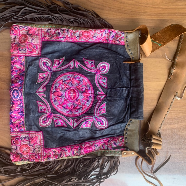 手工老绣两侧流苏斜跨包