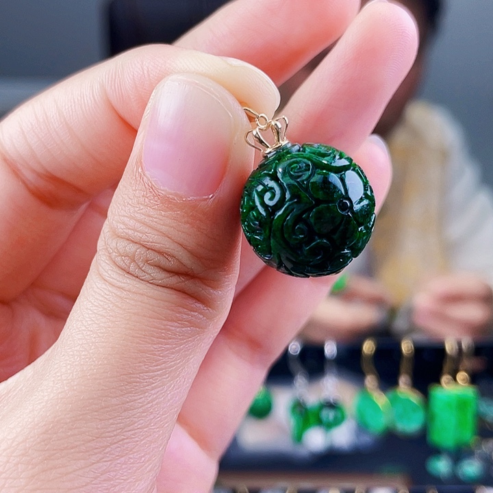 翡翠18K金镶嵌颈饰饰品