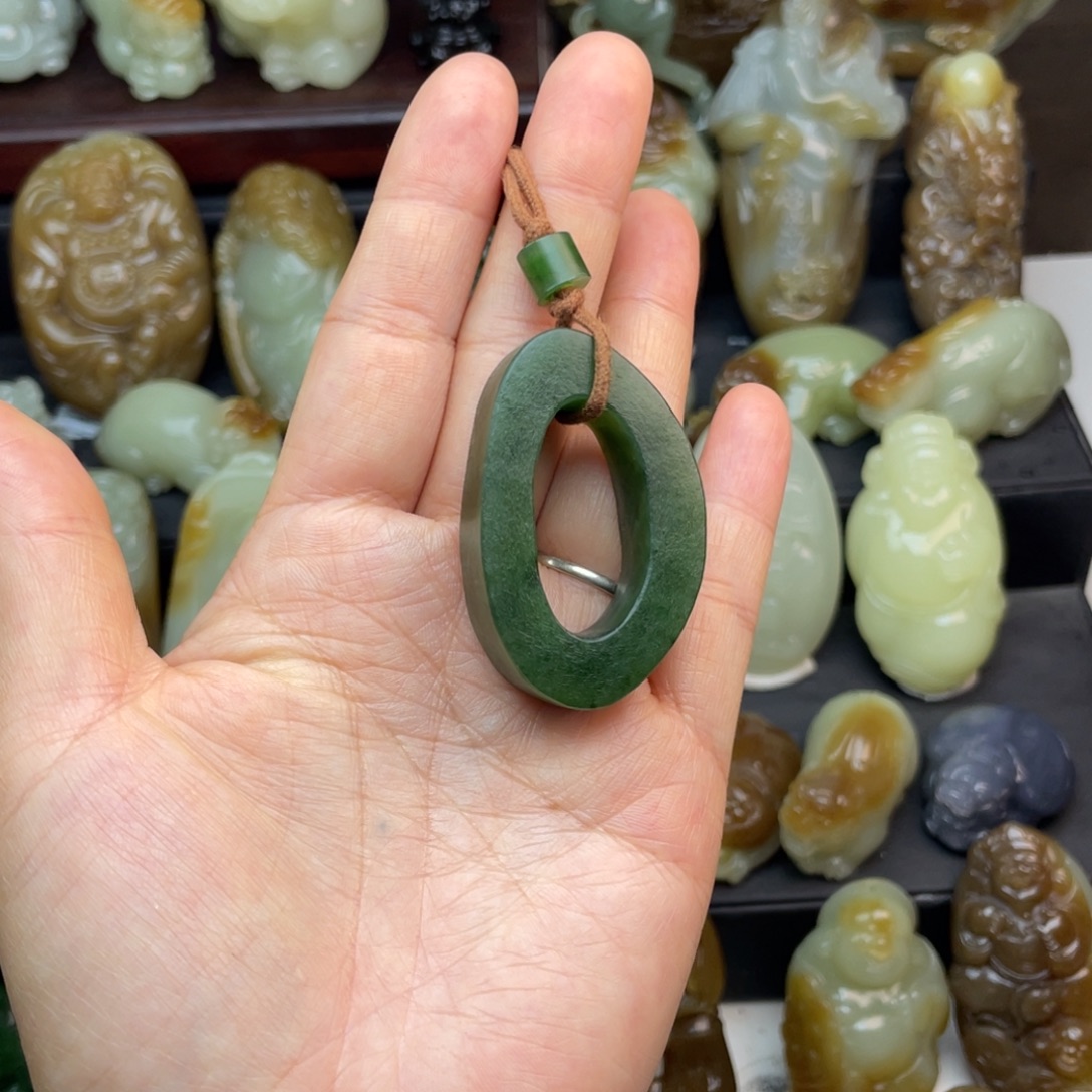 薄***秋和田玉未镶嵌颈饰