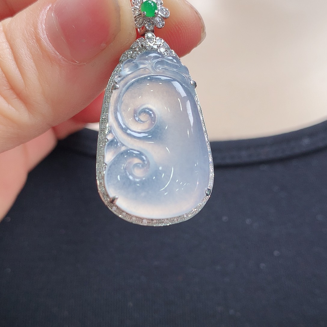 翡翠颈饰18K金镶嵌如意