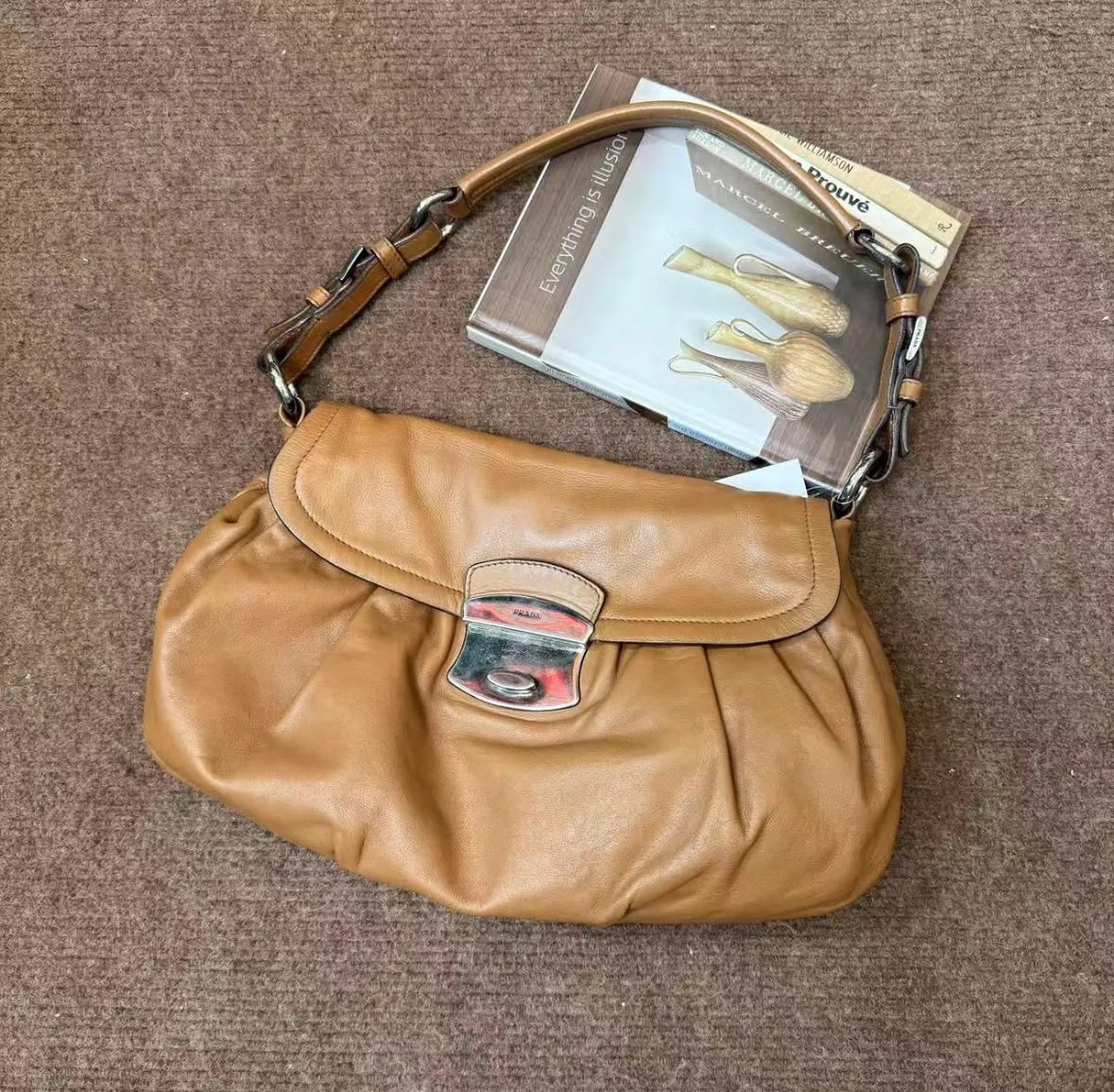 95新 Prada/普拉达 PRADA/普拉达棕色银标腋下包 18301