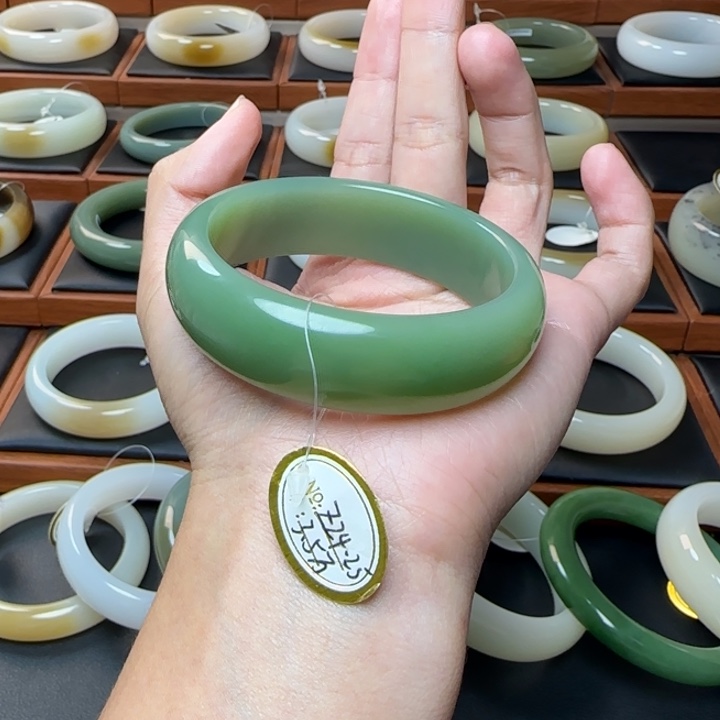 十***岁和田玉未镶嵌手镯