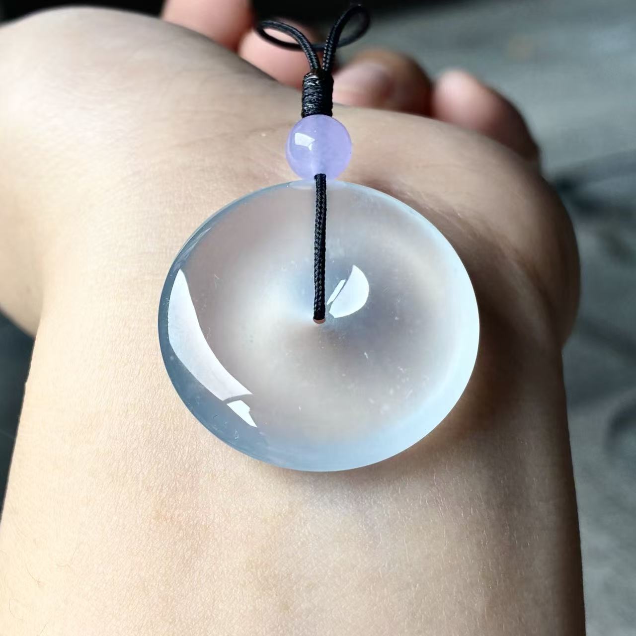天然a货缅甸翡翠自然光尺寸28.6/5.6，玻璃种带紫底平安扣吊坠