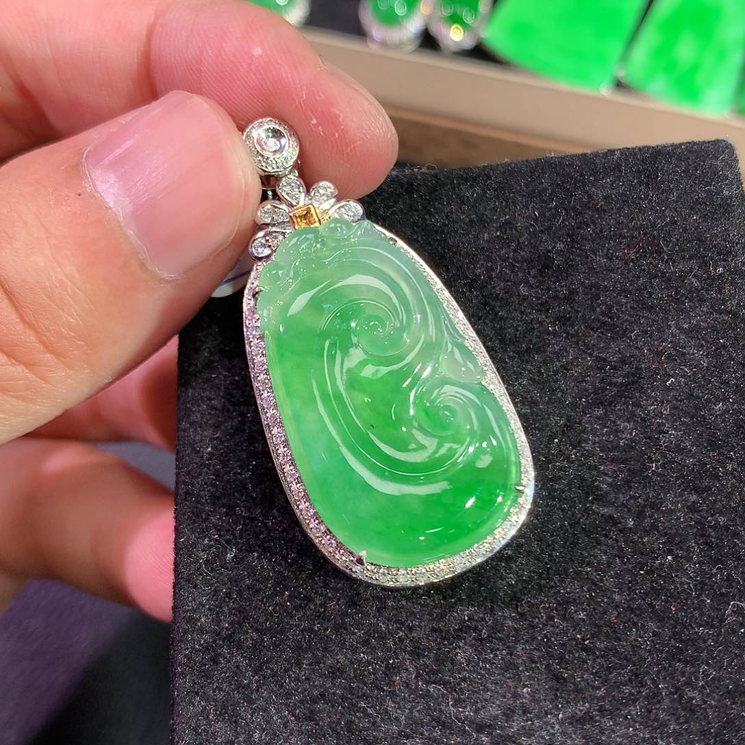 翡翠吊坠(赠链)18K金镶嵌