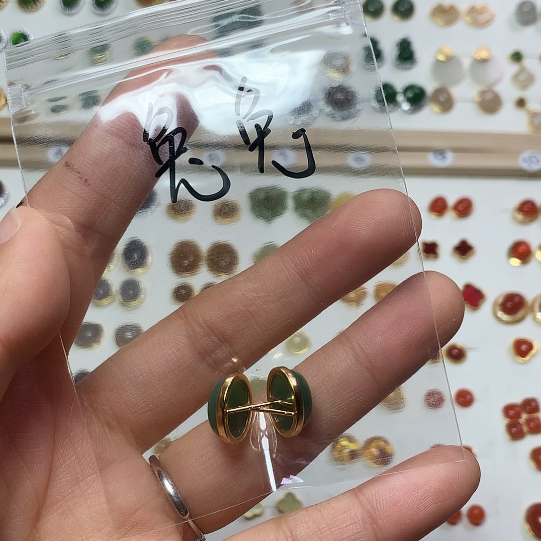 银S925镀金镶嵌和田玉（碧玉）耳饰兔****突