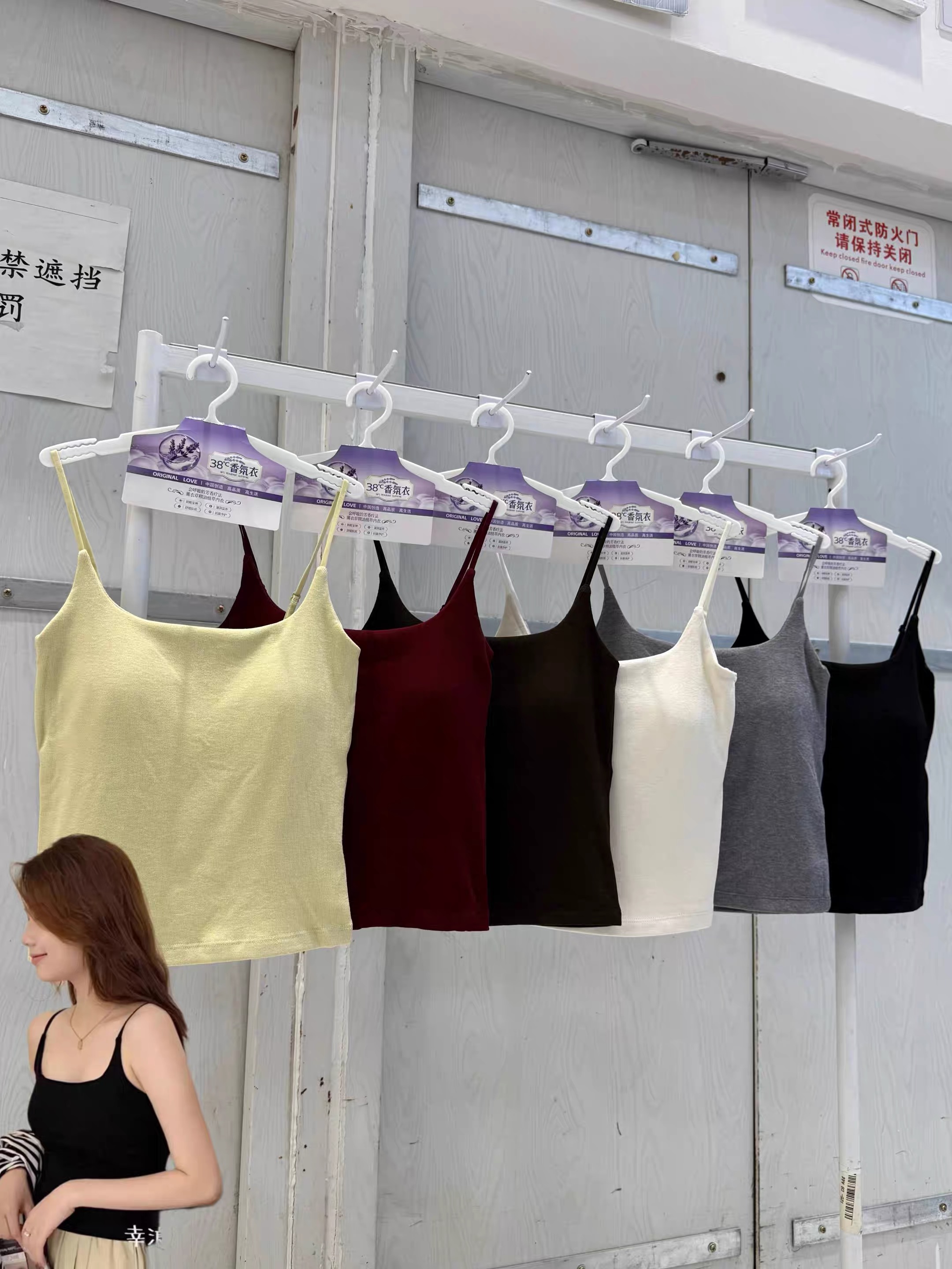 细肩带吊带背心女士带胸垫一体固定杯内搭外穿