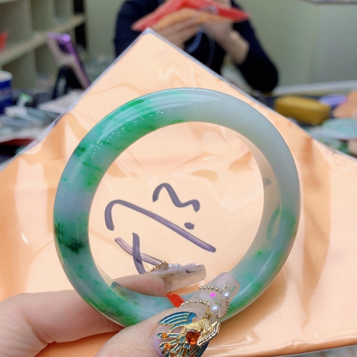 翡翠手镯未镶嵌翡翠手镯