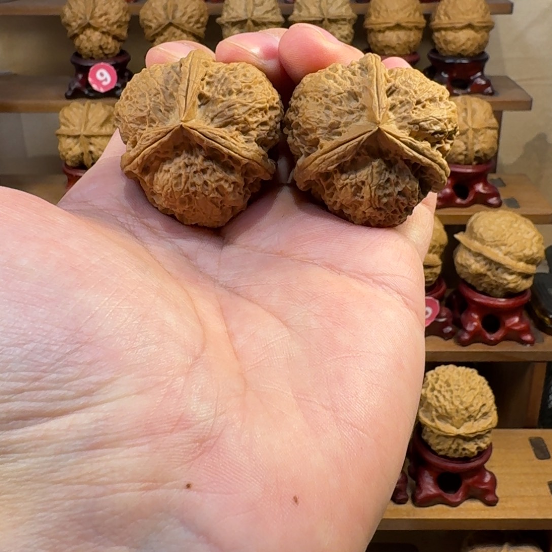 时***-铁核桃把件绣球三棱正奔