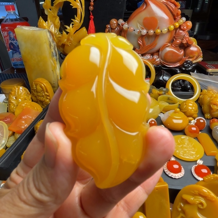 未镶嵌石英质玉（黄龙玉）颈饰