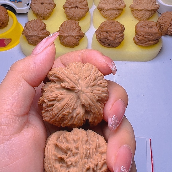 把件桃核。**。白狮子